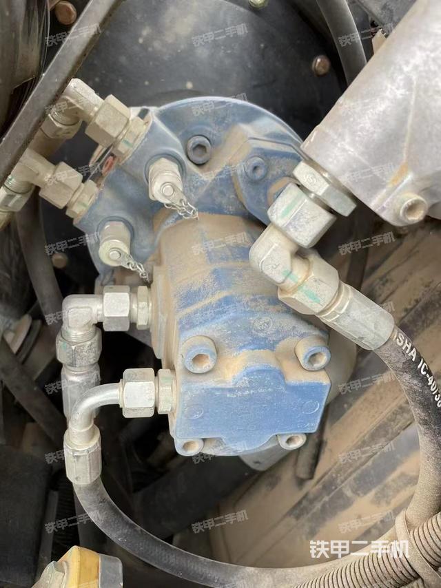 液压泵舱室正面整体（整机外观）