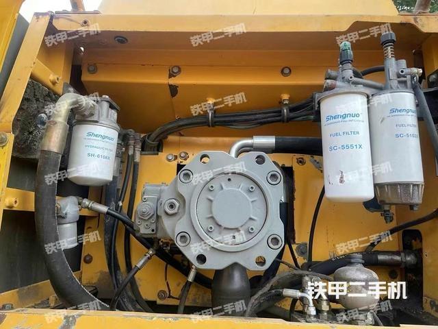 液压泵舱室正面整体（整机外观）