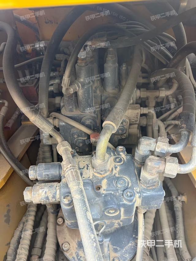 回轉(zhuǎn)馬達(dá)和主控閥（整機(jī)外觀）