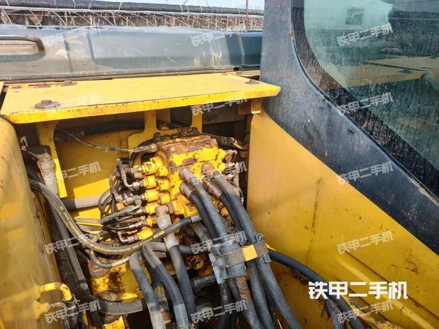 回转马达和主控阀（整机外观）