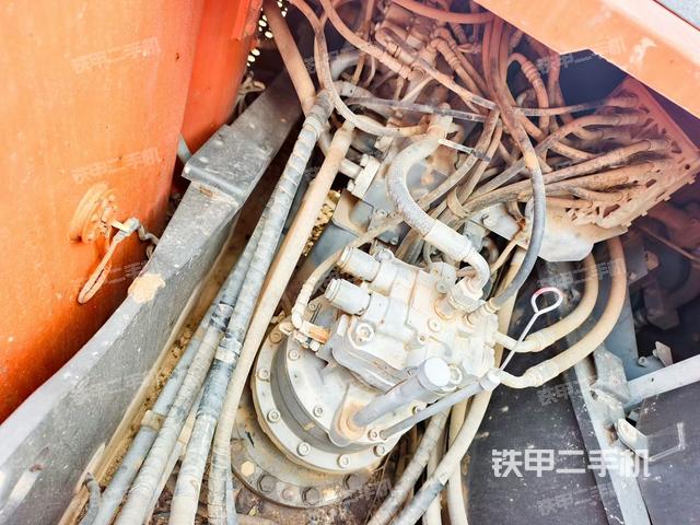 回转马达和主控阀（整机外观）