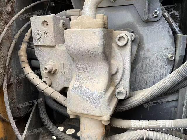 液压泵舱室正面整体（整机外观）