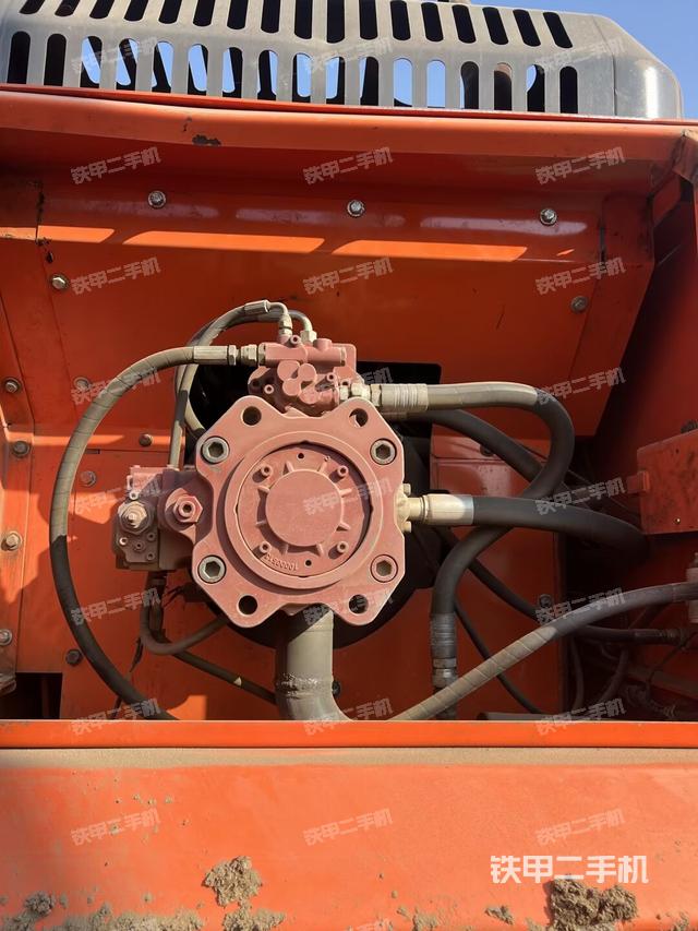 液压泵舱室正面整体（整机外观）