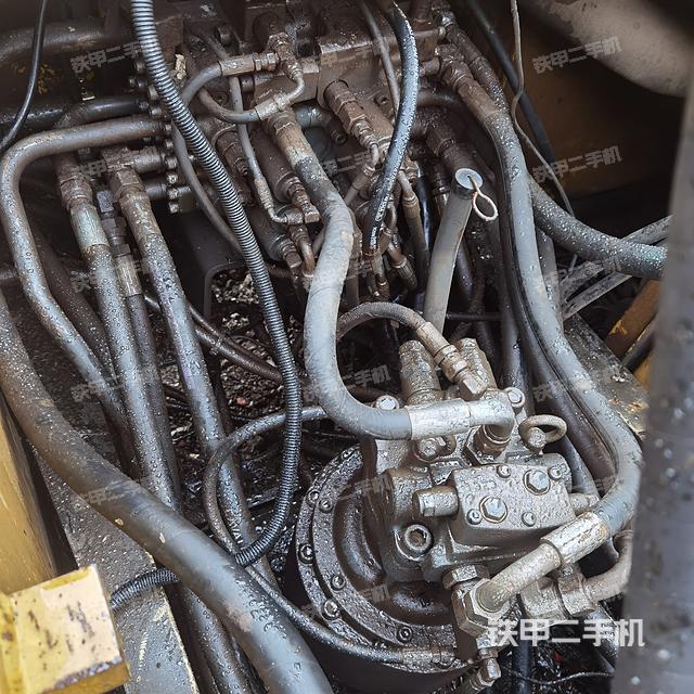 回转马达和主控阀（整机外观）