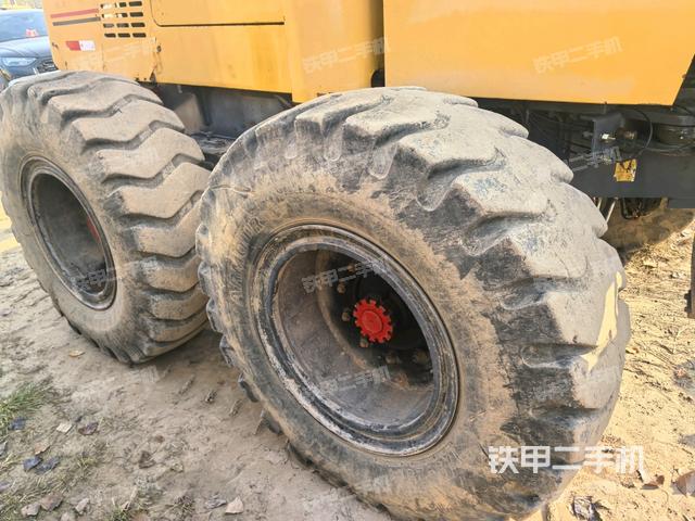 工作装置4（工作装置）