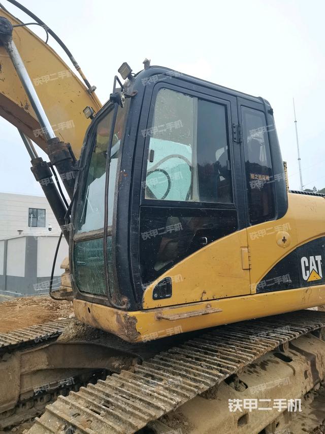 大臂油缸整体 竖拍（工作和回转装置）