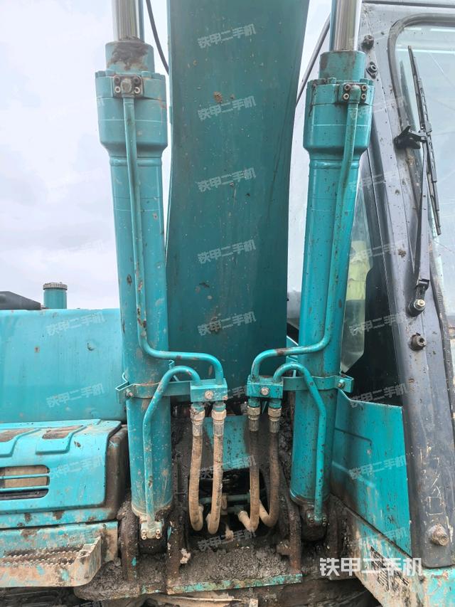 大臂油缸整体 竖拍（工作和回转装置）