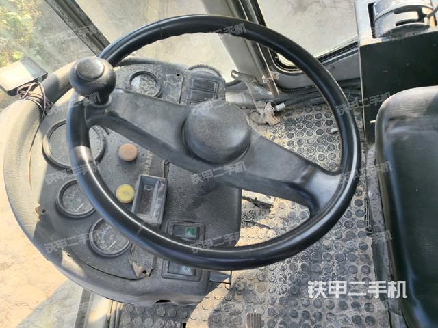 駕駛室頂蓬內(nèi)（壓路機(jī)駕駛室）