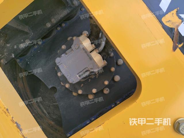 后轮左侧全景（压路机前后车架）