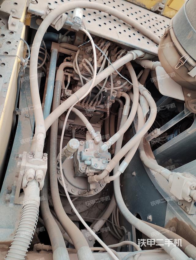 回转马达和主控阀（整机外观）