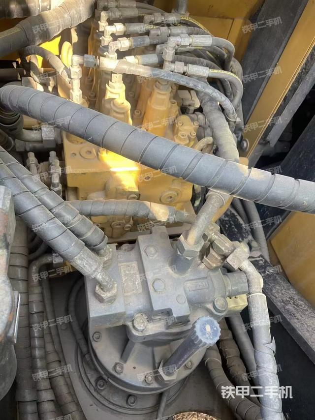 回轉馬達和主控閥（整機外觀）