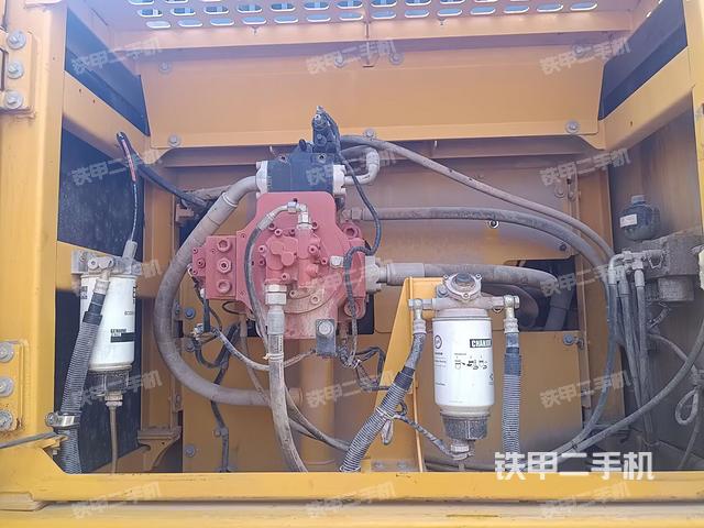 液压泵舱室正面整体（整机外观）