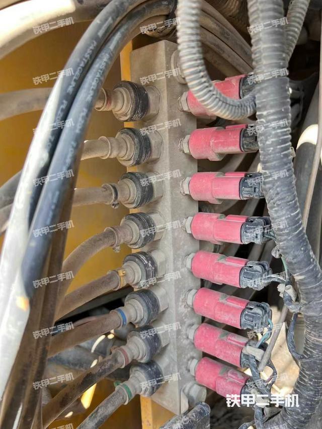 回转马达和主控阀（整机外观）