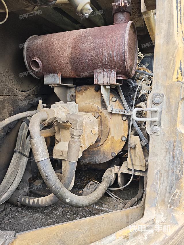 液压泵舱室正面整体（整机外观）