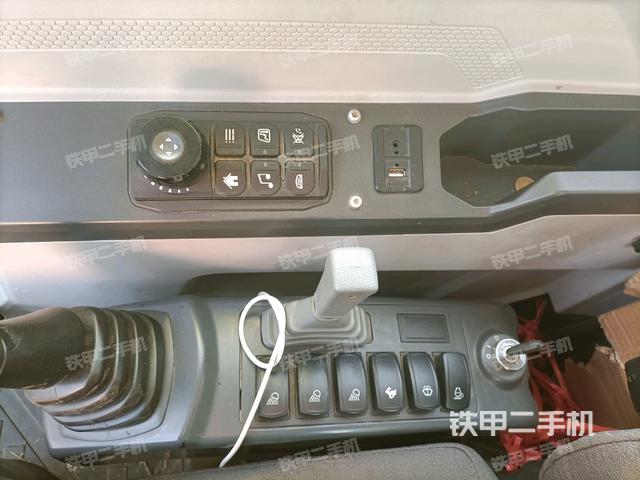 座椅右侧控制台/钥匙门/油门/含右手柄（驾驶室部分）