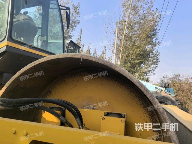 后輪左側(cè)全景（壓路機(jī)前后車架）