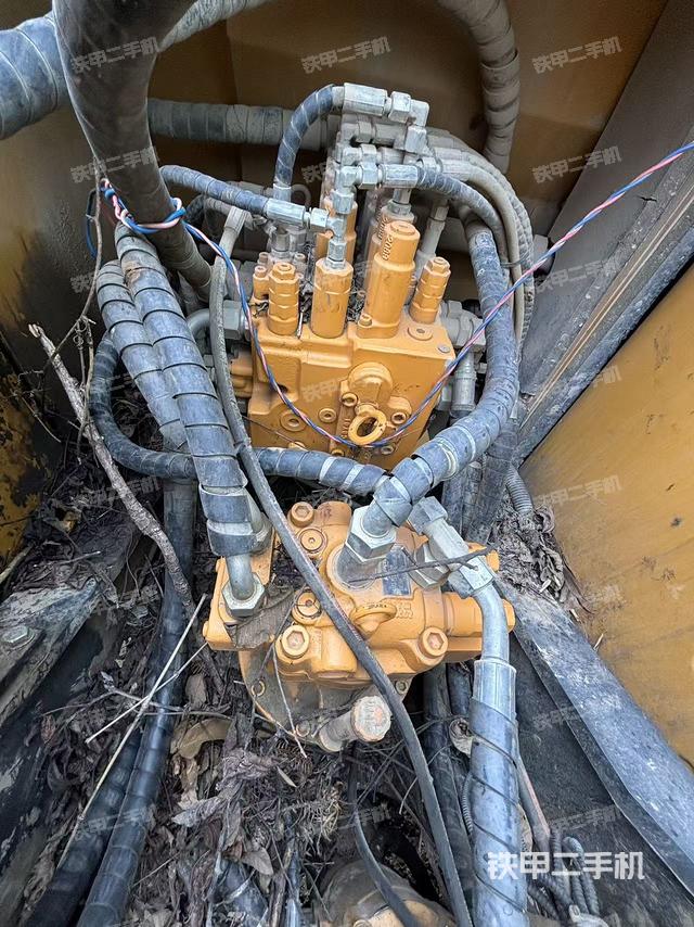 回转马达和主控阀（整机外观）