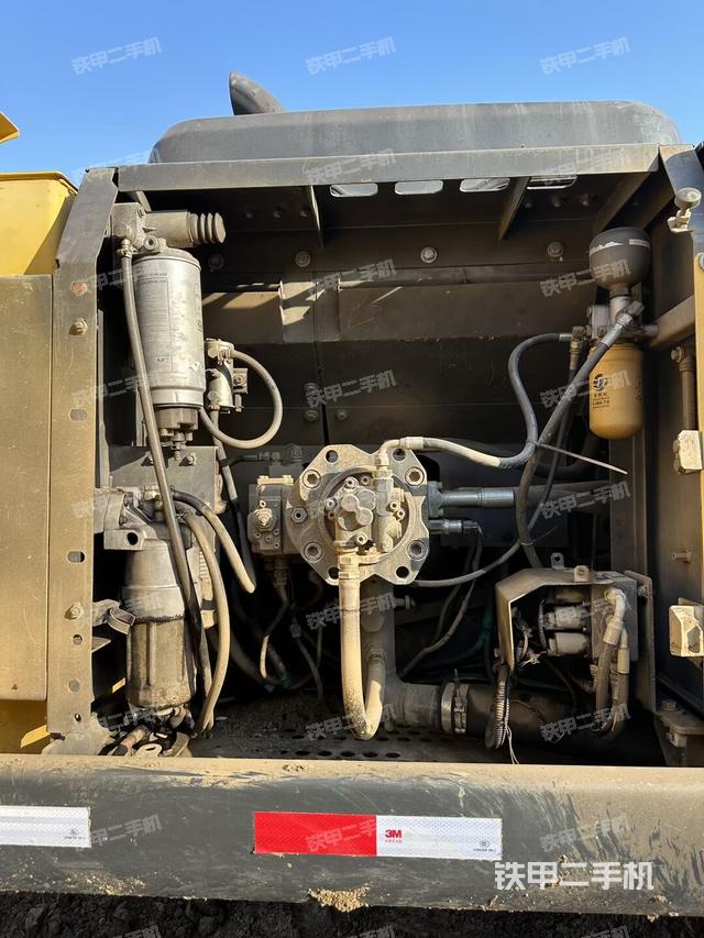 液壓泵艙室正面整體（整機(jī)外觀）