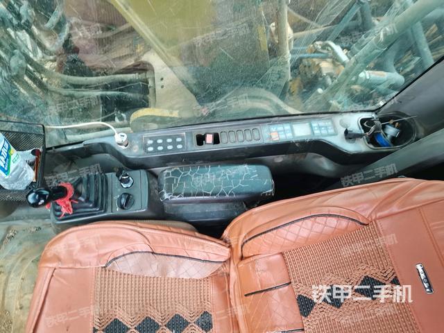 座椅右侧控制台/钥匙门/油门/含右手柄（驾驶室部分）