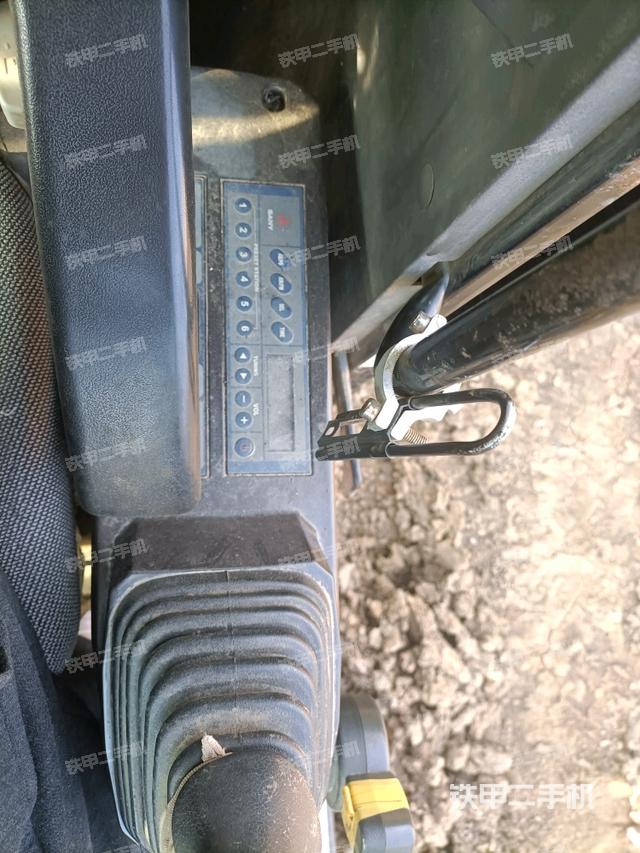 座椅左侧控制台/音响/含左手柄（驾驶室部分）