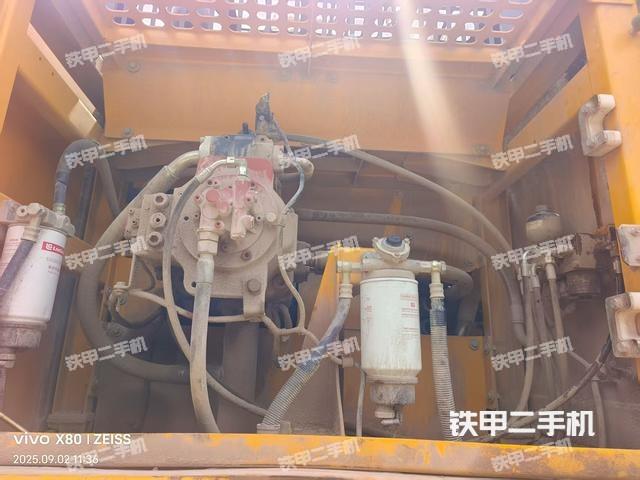 液压泵舱室正面整体（整机外观）