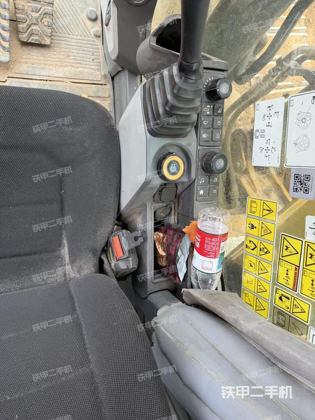 座椅右侧控制台/钥匙门/油门/含右手柄（驾驶室部分）