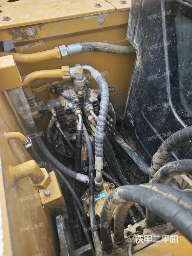 回转马达和主控阀（整机外观）