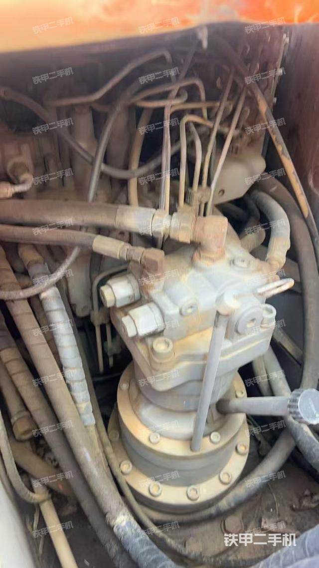 回转马达和主控阀（整机外观）