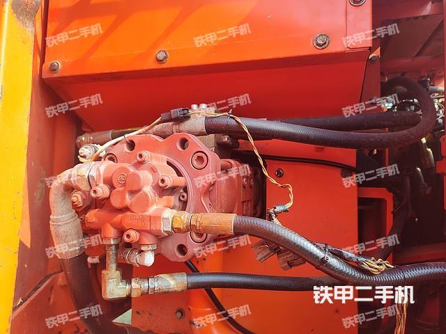 液压泵舱室正面整体（整机外观）