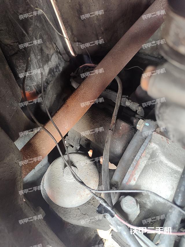 液压泵舱室正面整体（整机外观）