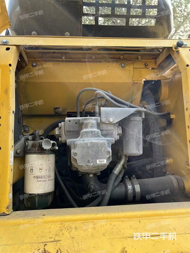 液壓泵艙室正面整體（整機外觀）