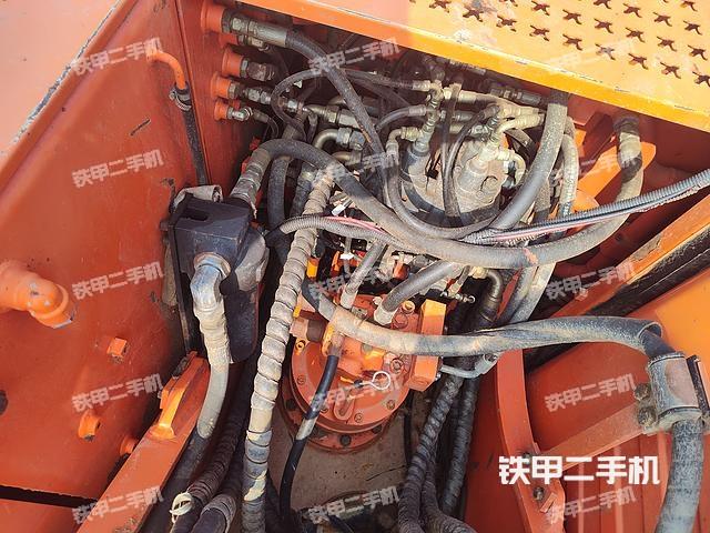 回转马达和主控阀（整机外观）