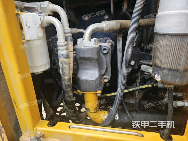 液压泵舱室正面整体（整机外观）