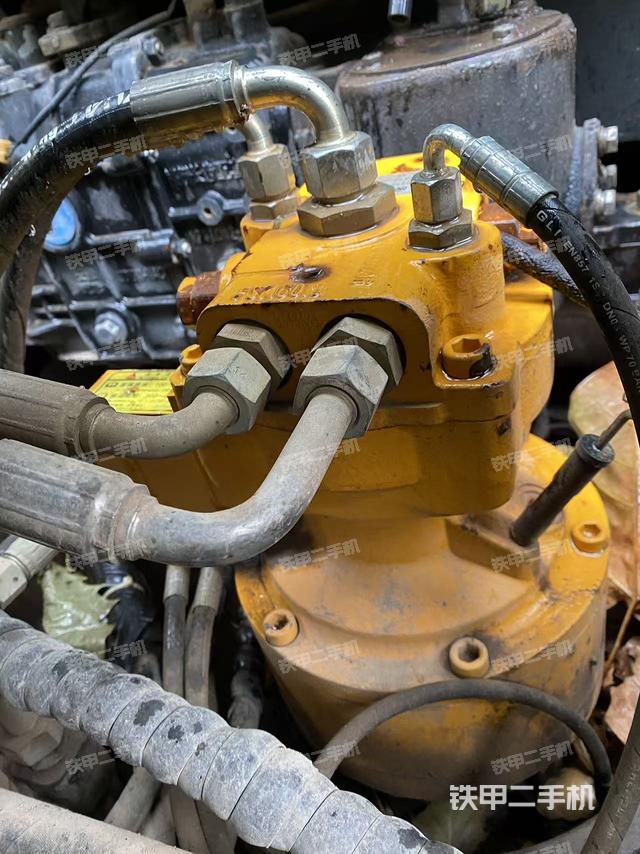 液压泵舱室正面整体（整机外观）