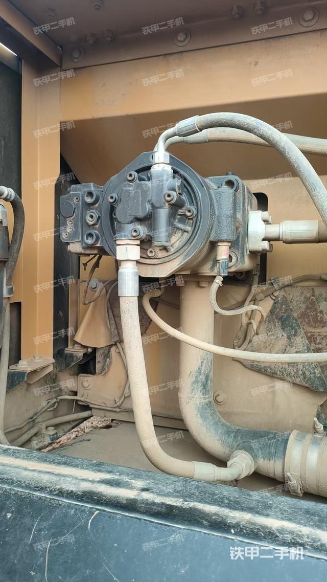 液压泵舱室正面整体（整机外观）