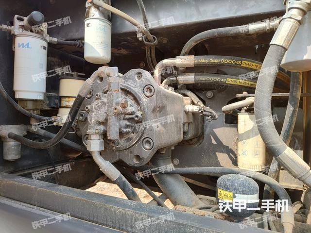 液壓泵艙室正面整體（整機外觀）