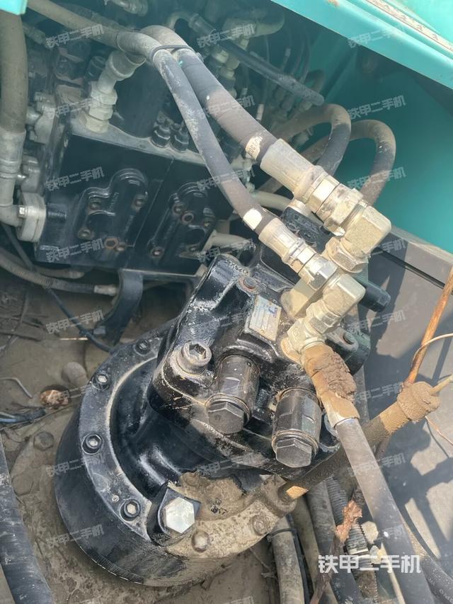 回转马达和主控阀（整机外观）