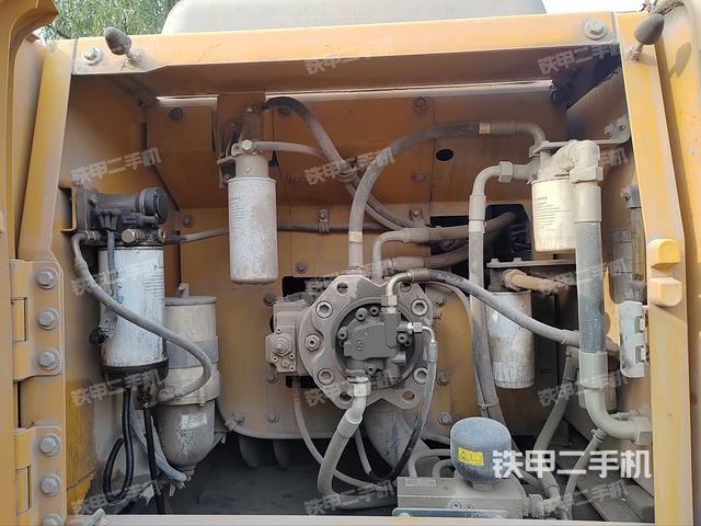 液压泵舱室正面整体（整机外观）