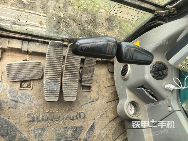 行走控制手柄和踏板 俯拍（驾驶室部分）