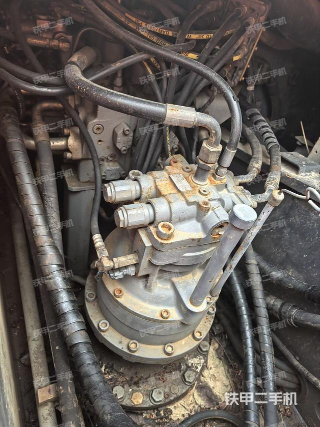 回转马达和主控阀（整机外观）