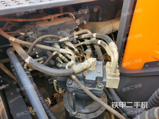 回轉(zhuǎn)馬達(dá)和主控閥（整機(jī)外觀）