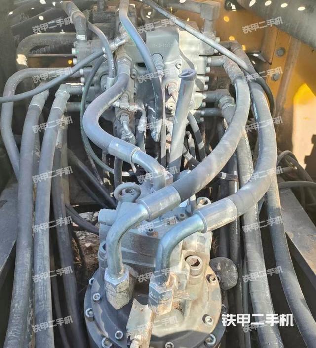 回轉(zhuǎn)馬達(dá)和主控閥（整機(jī)外觀）