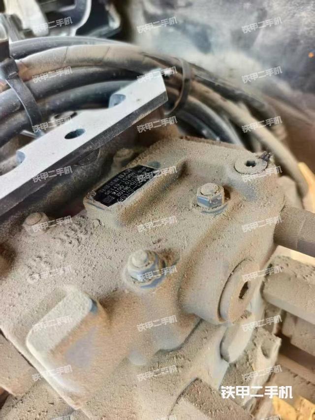 液压泵舱室正面整体（整机外观）