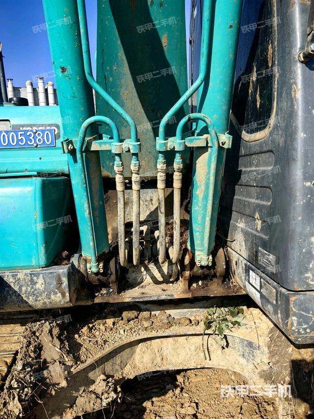 大臂油缸整体 竖拍（工作和回转装置）