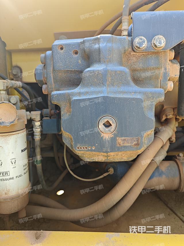 液压泵舱室正面整体（整机外观）