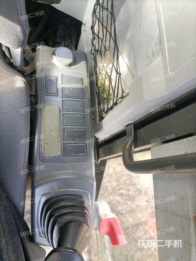 座椅左側(cè)控制臺/音響/含左手柄（駕駛室部分）