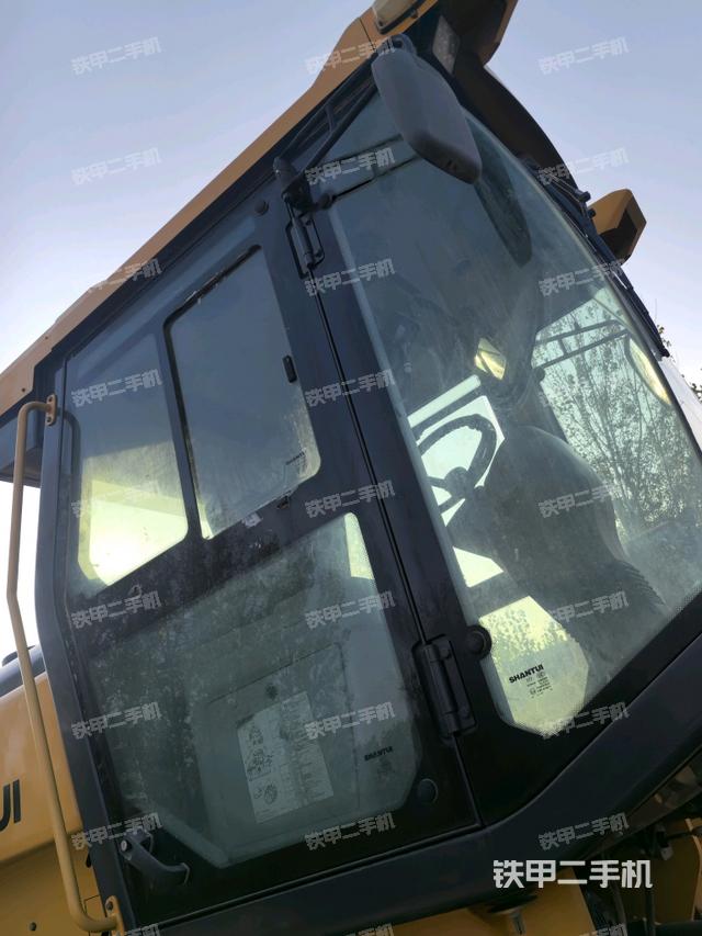 左侧正面照（压路机驾驶室）