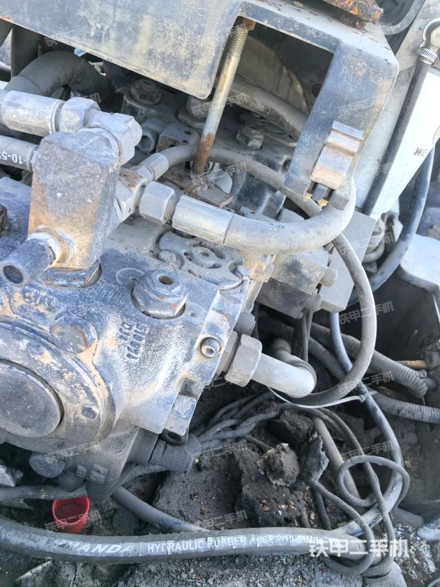 发动机右侧全景（压路机发动机舱）