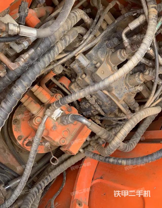 回转马达和主控阀（整机外观）