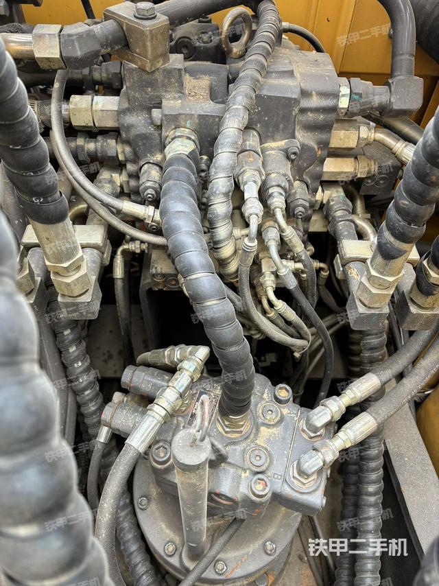 回转马达和主控阀（整机外观）